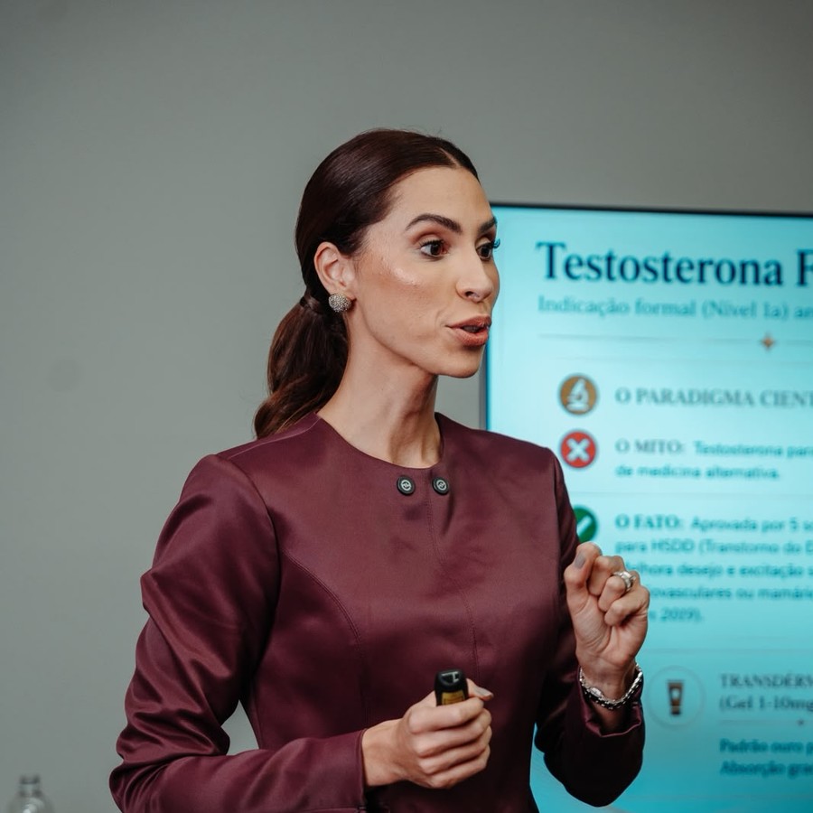 Dra. Rafaela Alias apresentando protocolo hormonal