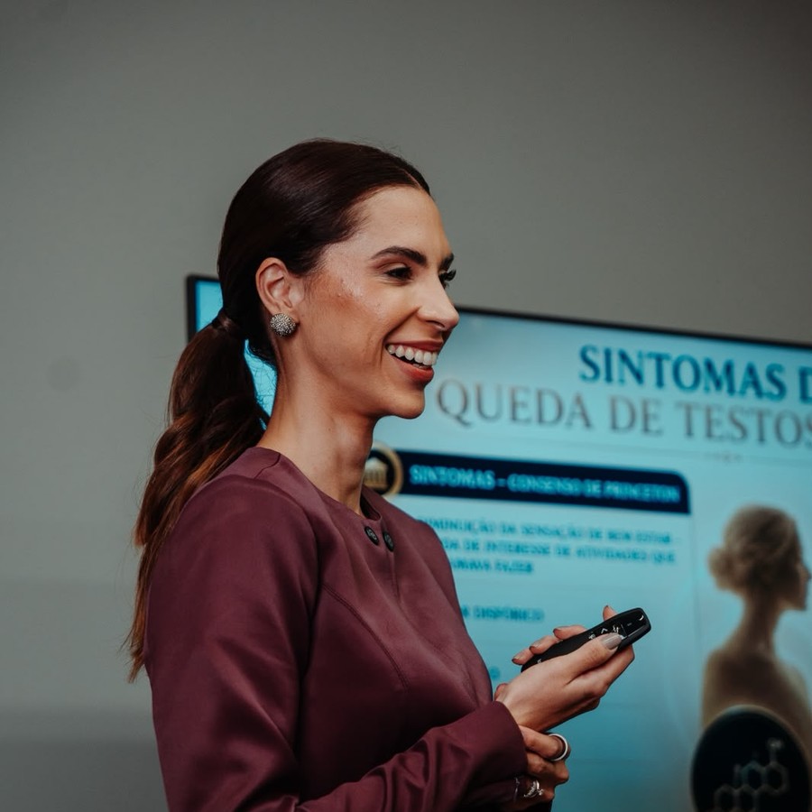 Dra. Rafaela Alias apresentando a Masterclass